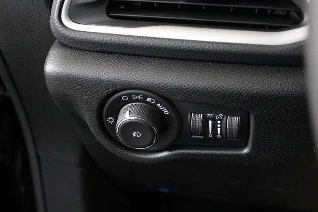 New 2026 Diamond Black Crystal Pearl-Coat Exterior Paint Chrysler Select image 10