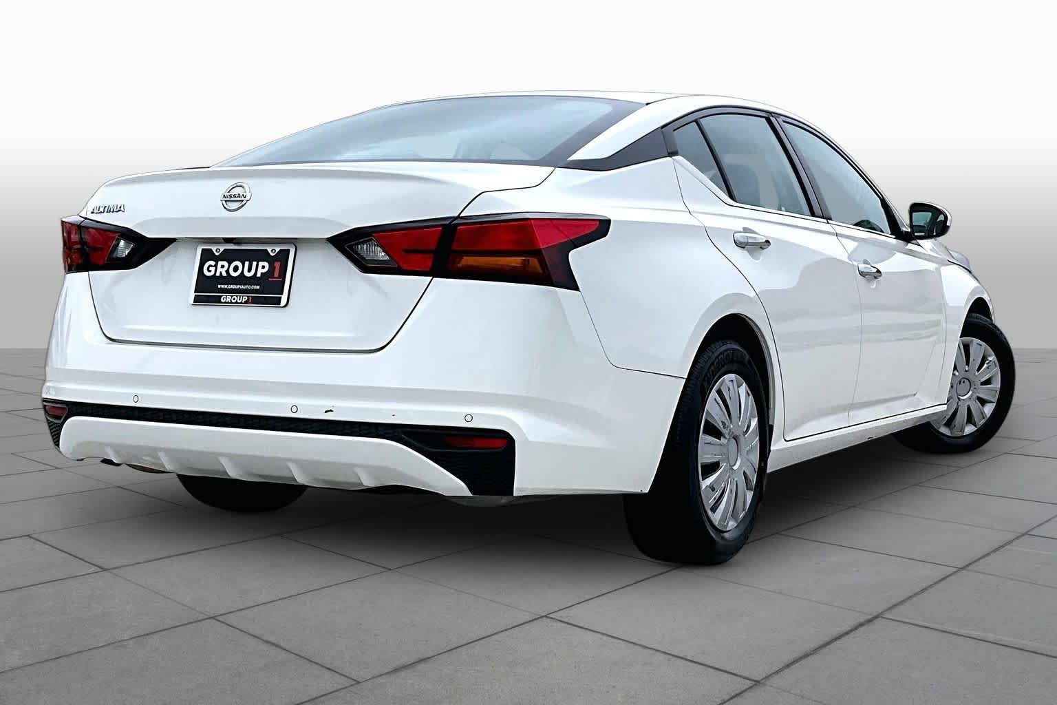 Used 2021 Glacier White Nissan 2.5 S image 13