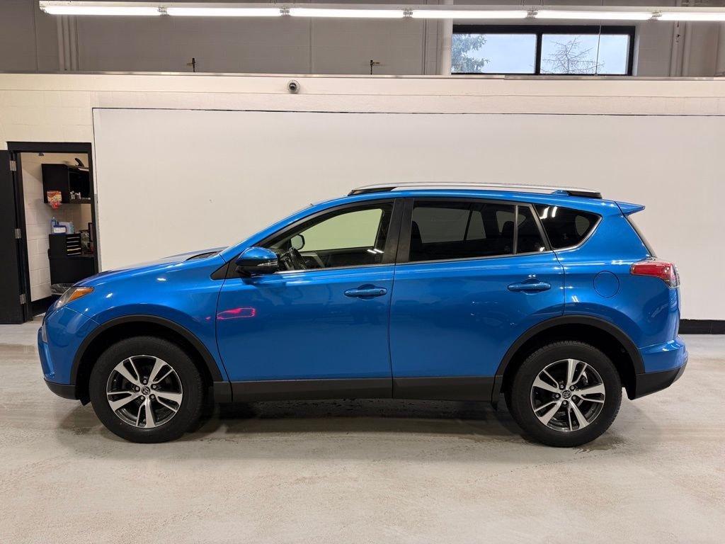 Used 2018 Toyota RAV4 XLE with VIN JTMRFREV2JJ238944 for sale in Golden Valley, Minnesota