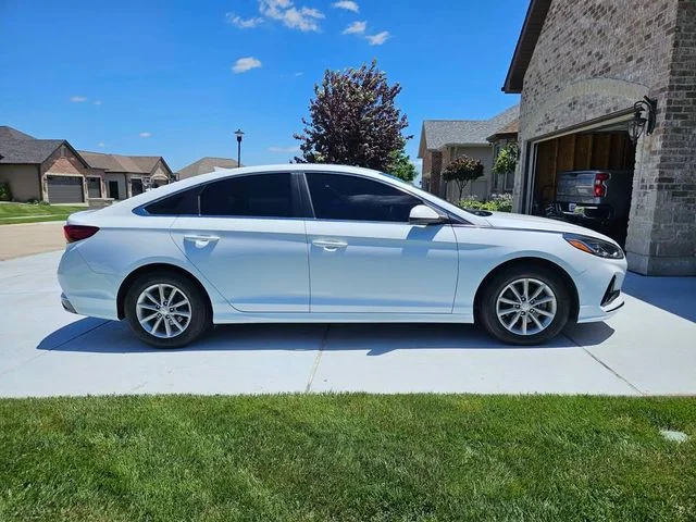 Used 2018 White Hyundai SE image 4