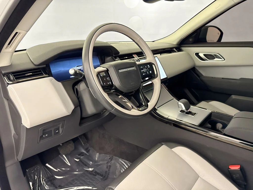 Used 2025 White Land Rover S image 9