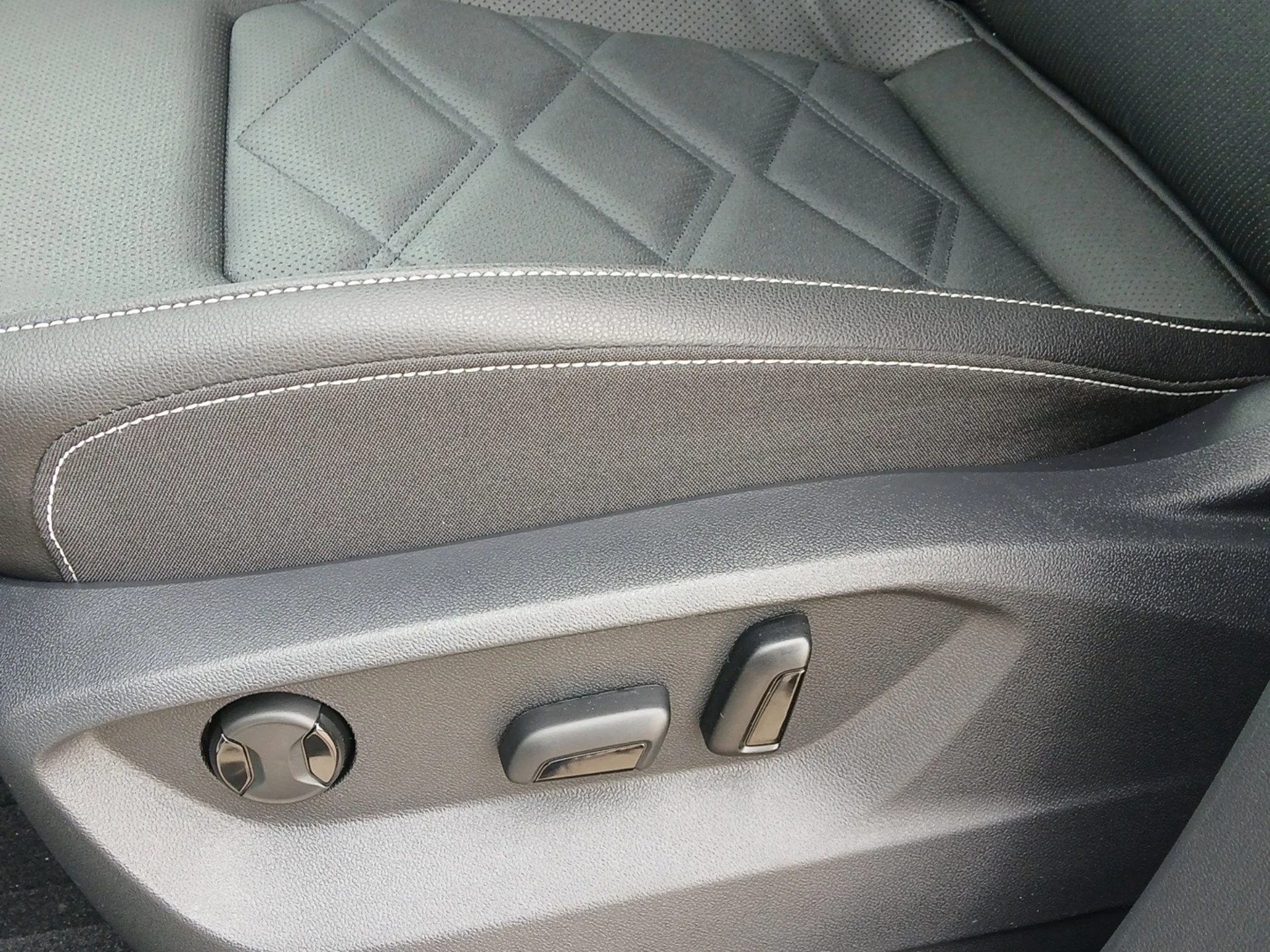 New 2026 Opal White Pearl Volkswagen 2.0T SE image 19