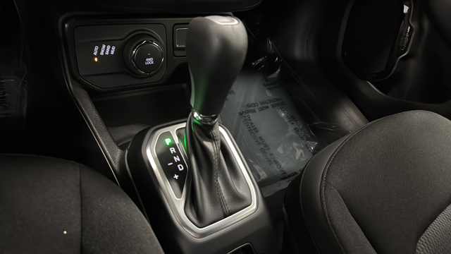 Used 2023 Alpine White Clearcoat Jeep Altitude image 18