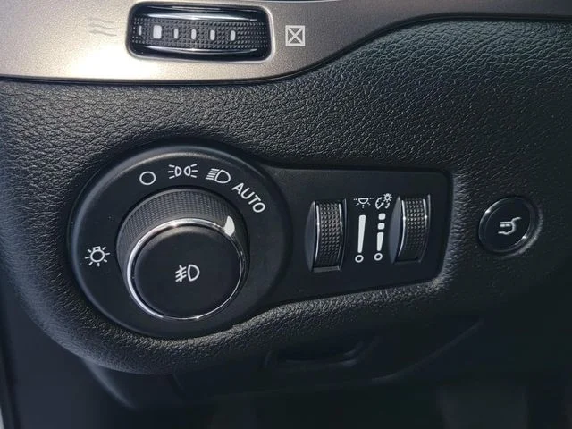 Used 2022 White Jeep Latitude Lux image 31