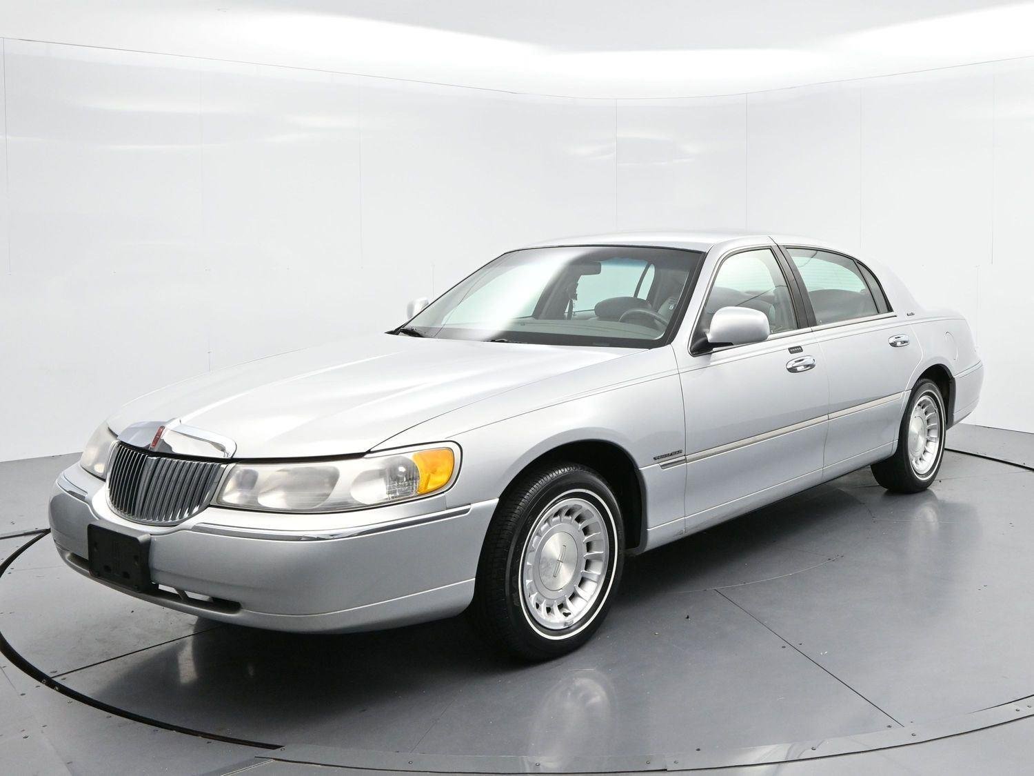 Used 2000  Lincoln Executive image 3