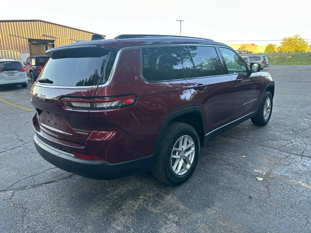 Used 2022 Red Jeep Laredo image 3