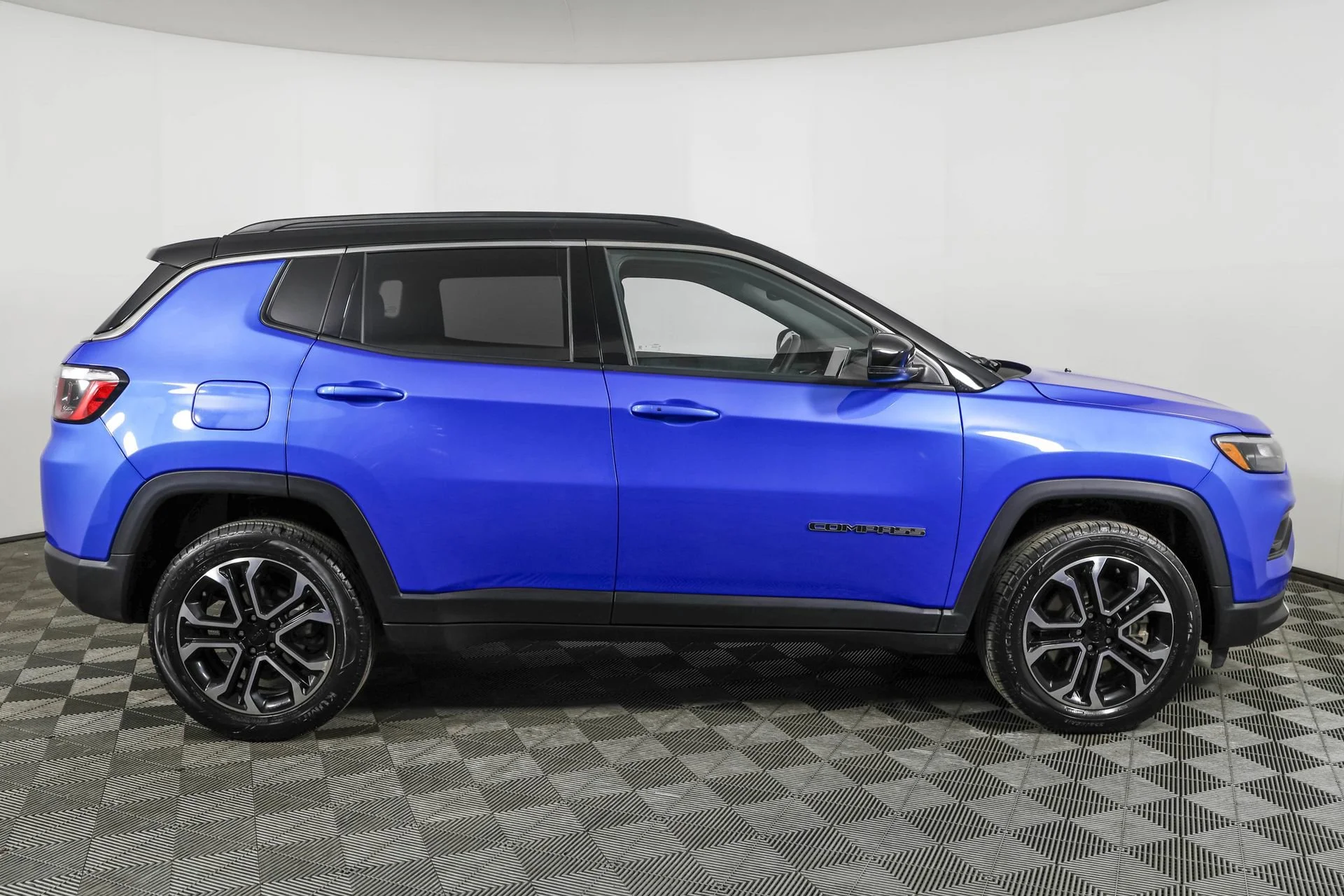 Used 2023 Blue Jeep Limited image 13