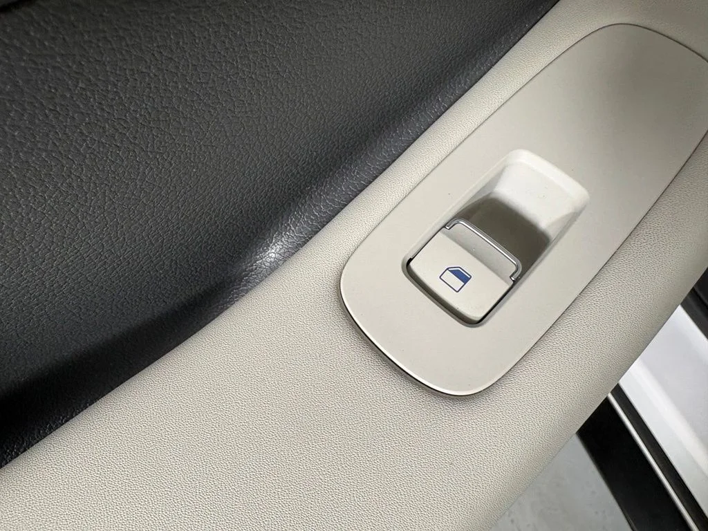 Used 2025 White Hyundai SEL image 36