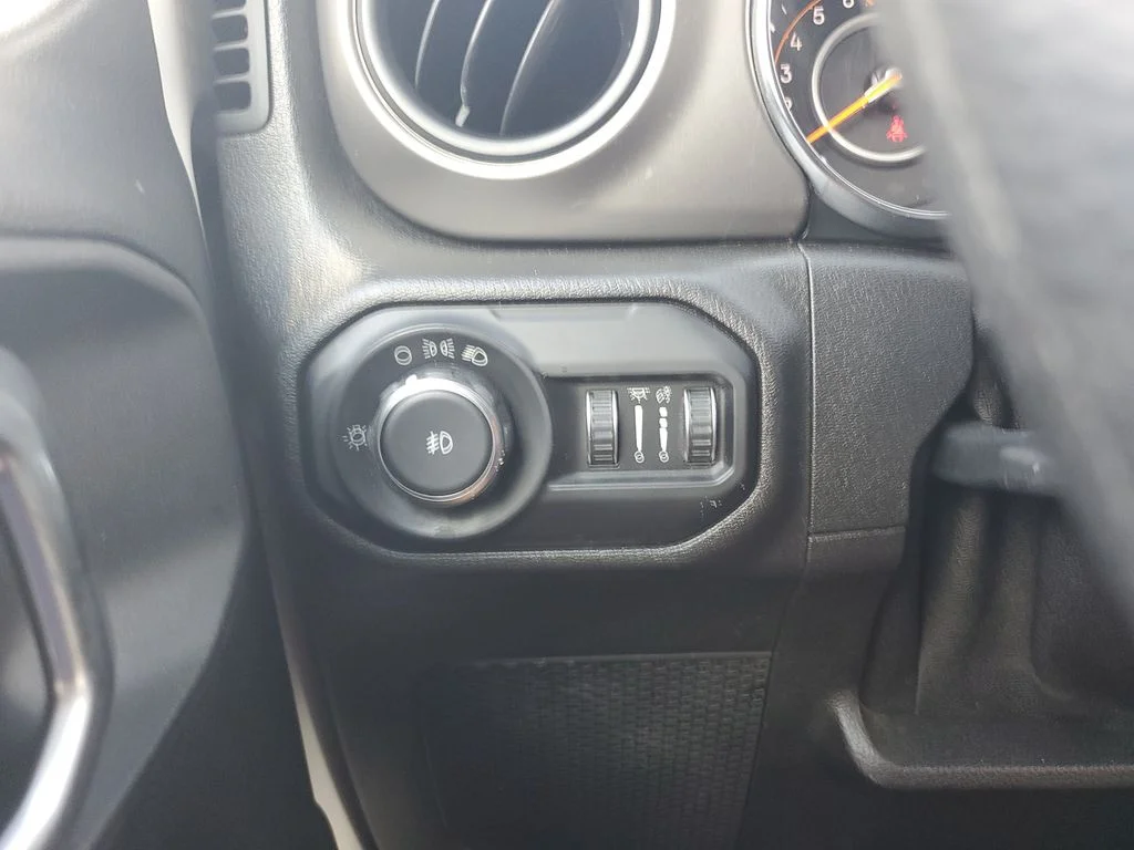 Used 2019 White Jeep Unlimited Sport image 18