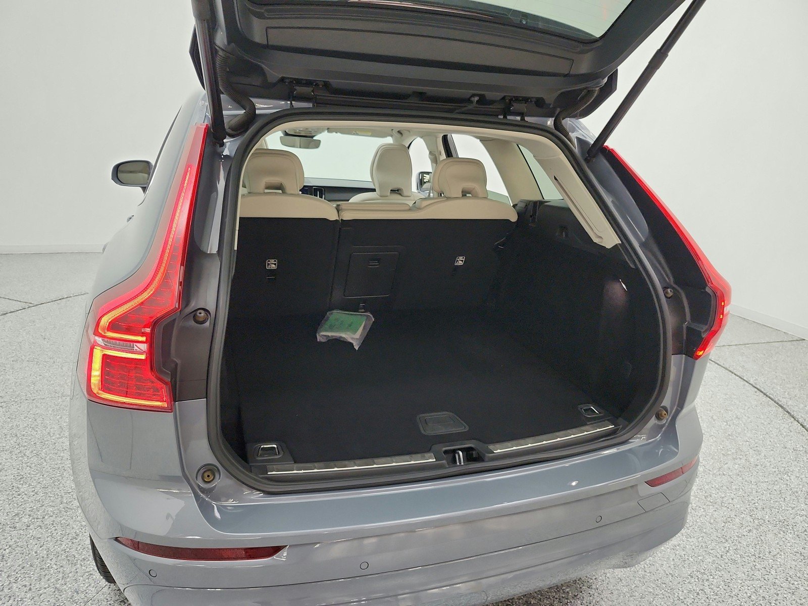 Used 2022 Thunder Grey Metallic Volvo Momentum image 21