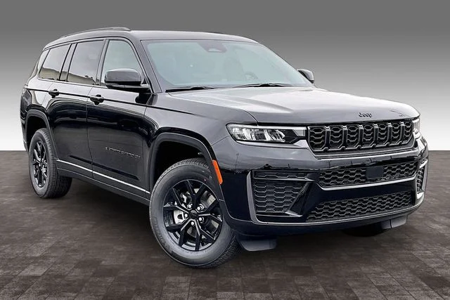 New 2026 Diamond Black Crystal Pearl-Coat Exterior Paint Jeep Laredo image 2