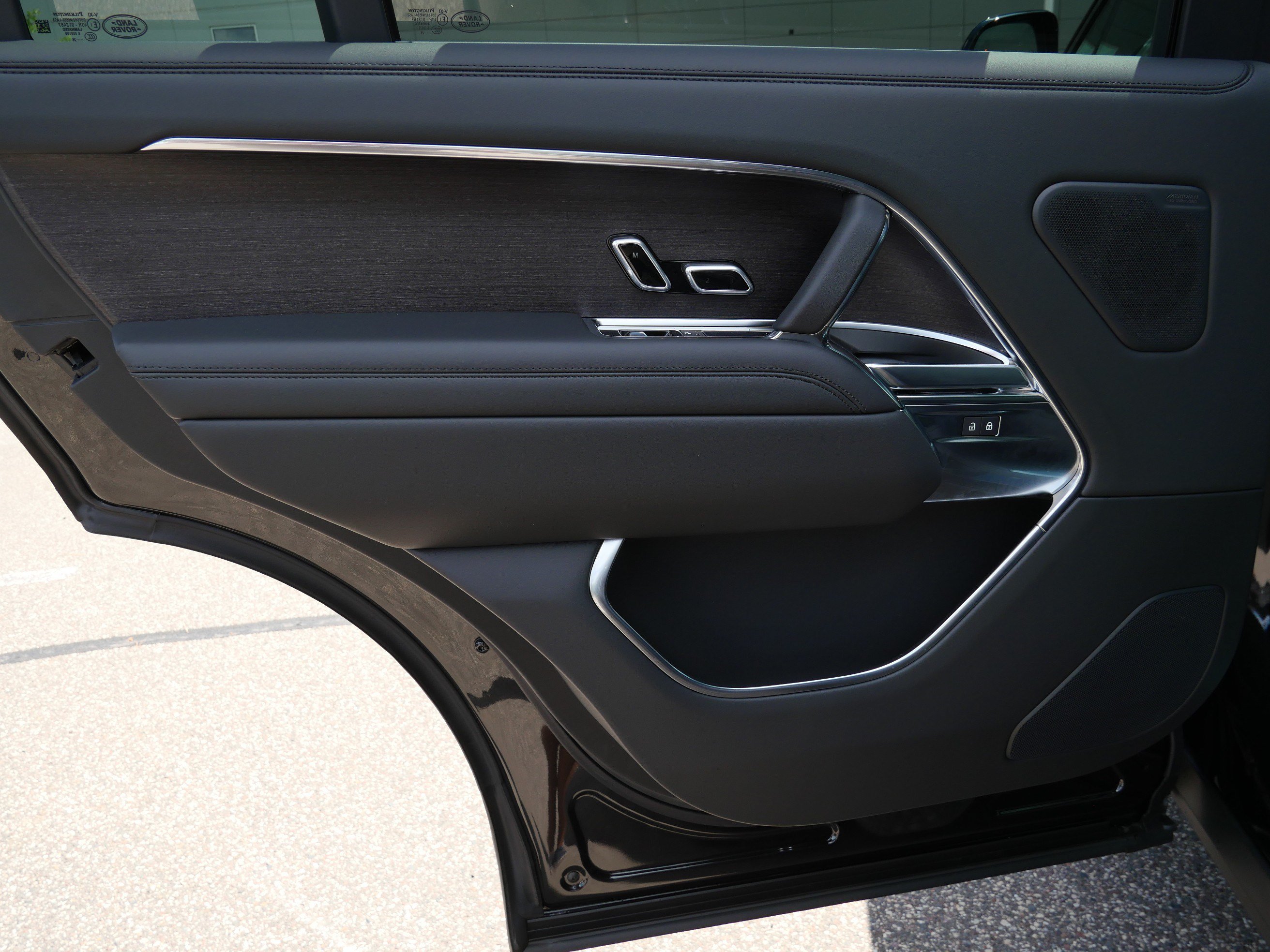 New 2026 Santorini Black Land Rover SE image 7
