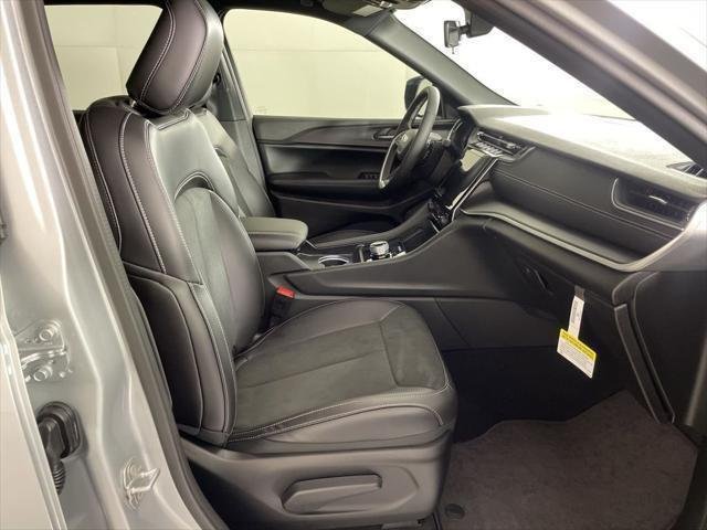 New 2025 Silver Zynith Exterior Paint Jeep Altitude X image 45