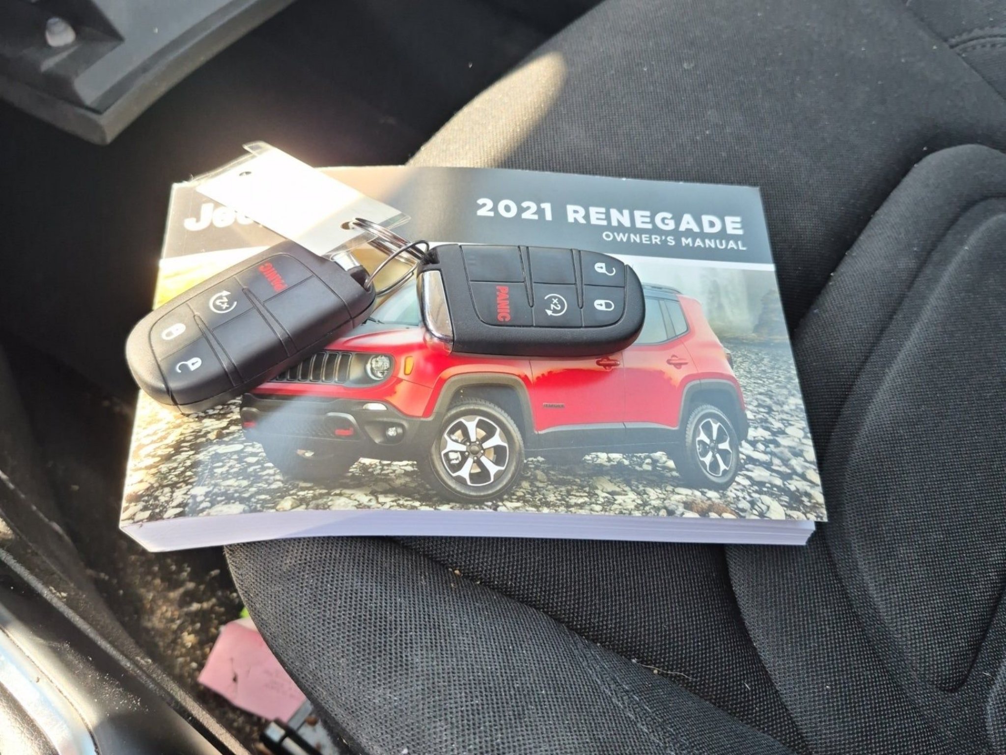 Used 2021 Bikini Metallic Clearcoat Jeep Latitude image 6