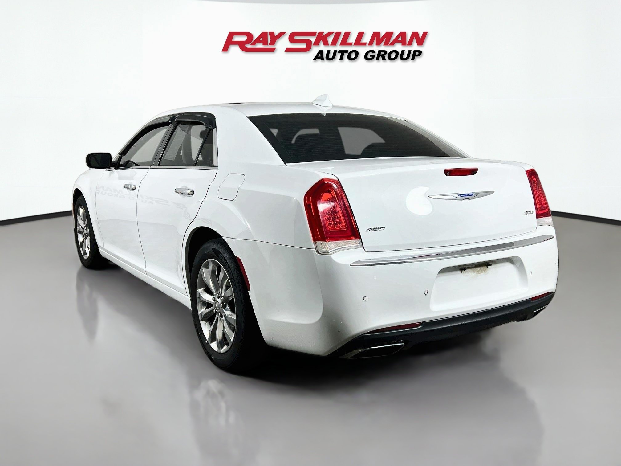 Used 2018 Bright White Clearcoat Chrysler LIMITED image 5
