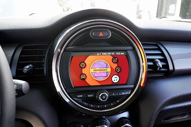 Used 2019 White MINI Classic image 23