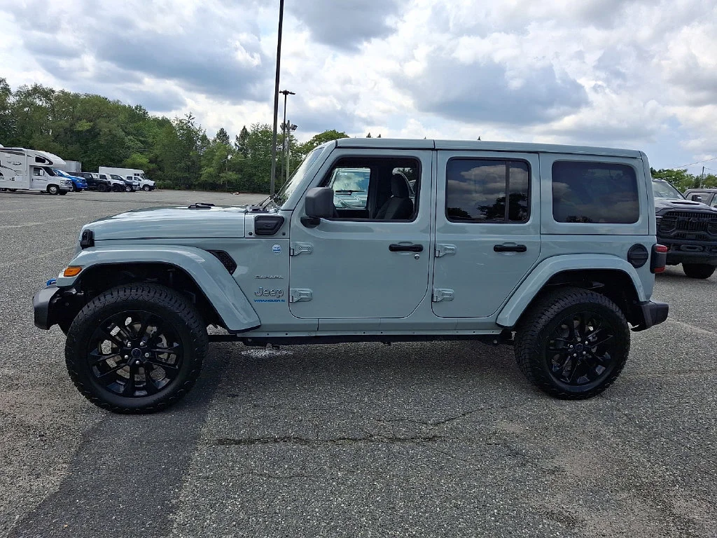 Used 2024 Earl Clearcoat Jeep Sahara image 7