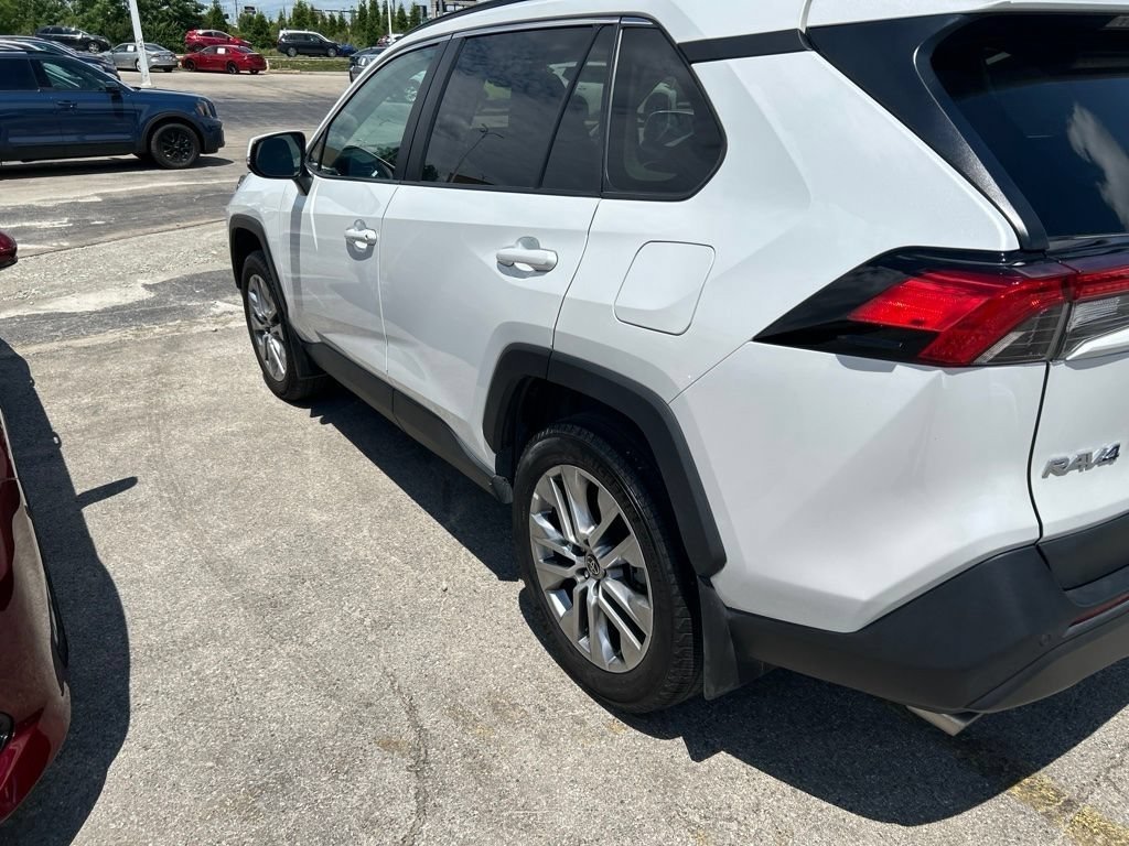 Used 2023 White Toyota XLE Premium image 3