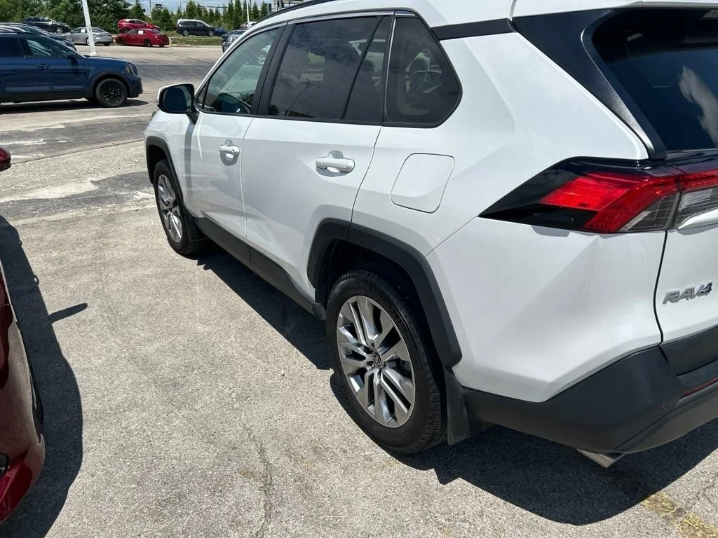 Used 2023 White Toyota XLE Premium image 3