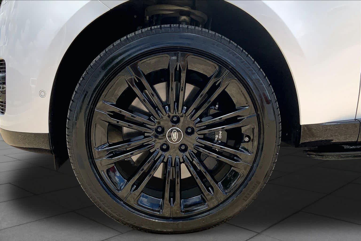 Used 2025 Fuji White Land Rover Autobiography image 9