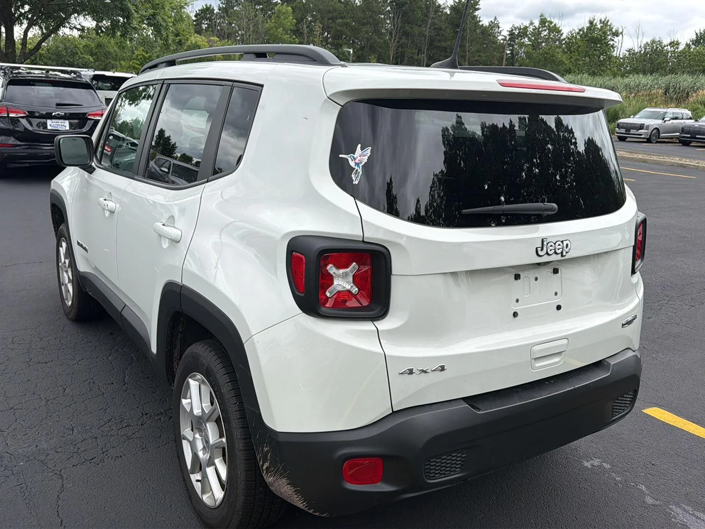 Used 2022 Alpine White Clearcoat Jeep Latitude image 4