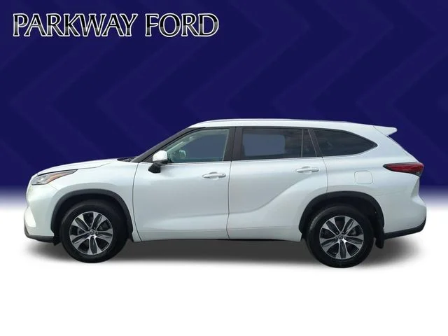 Used 2023 Beige Toyota XLE image 2