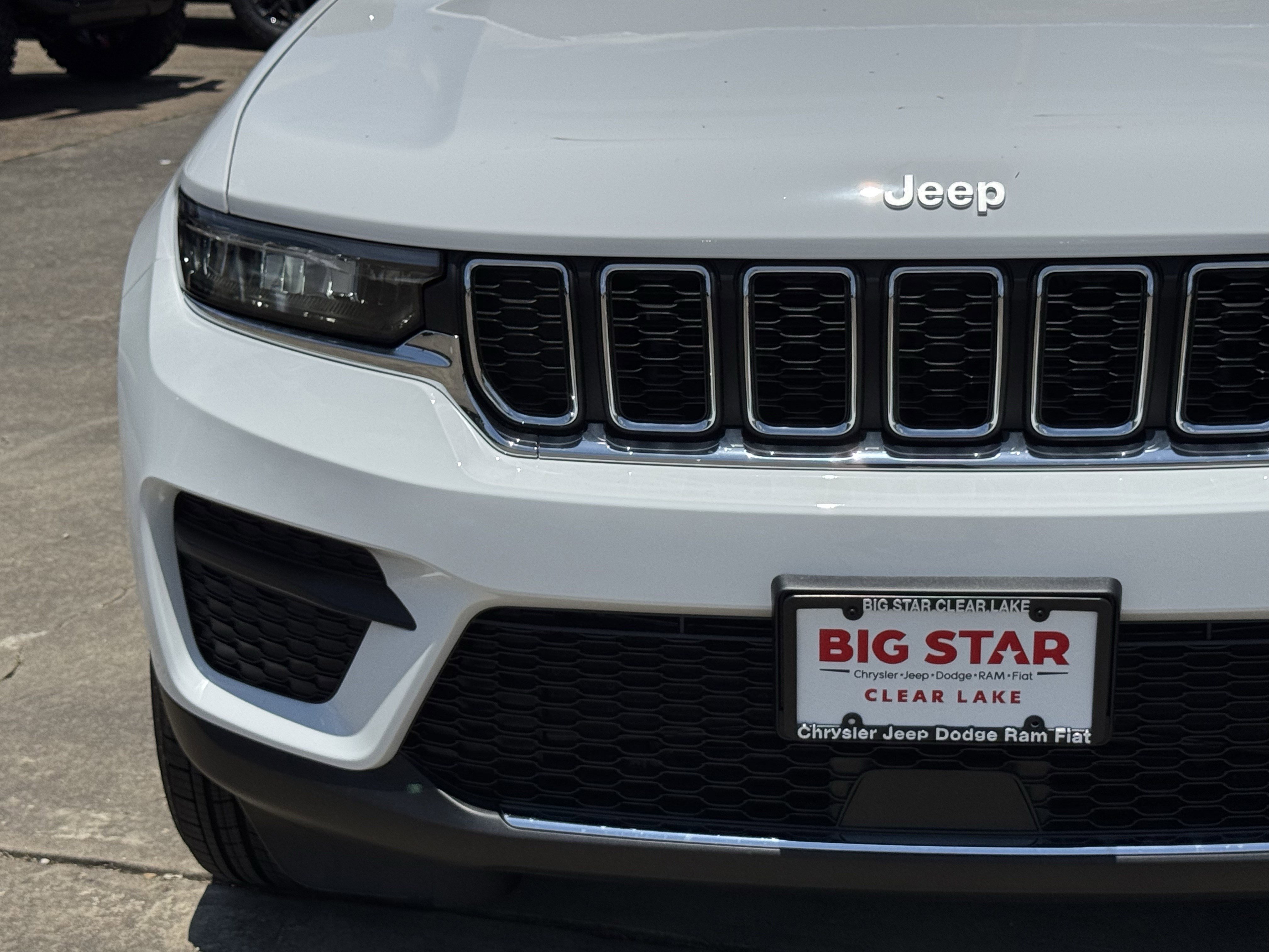 New 2026 Bright White Clear-Coat Exterior Paint Jeep Laredo image 5