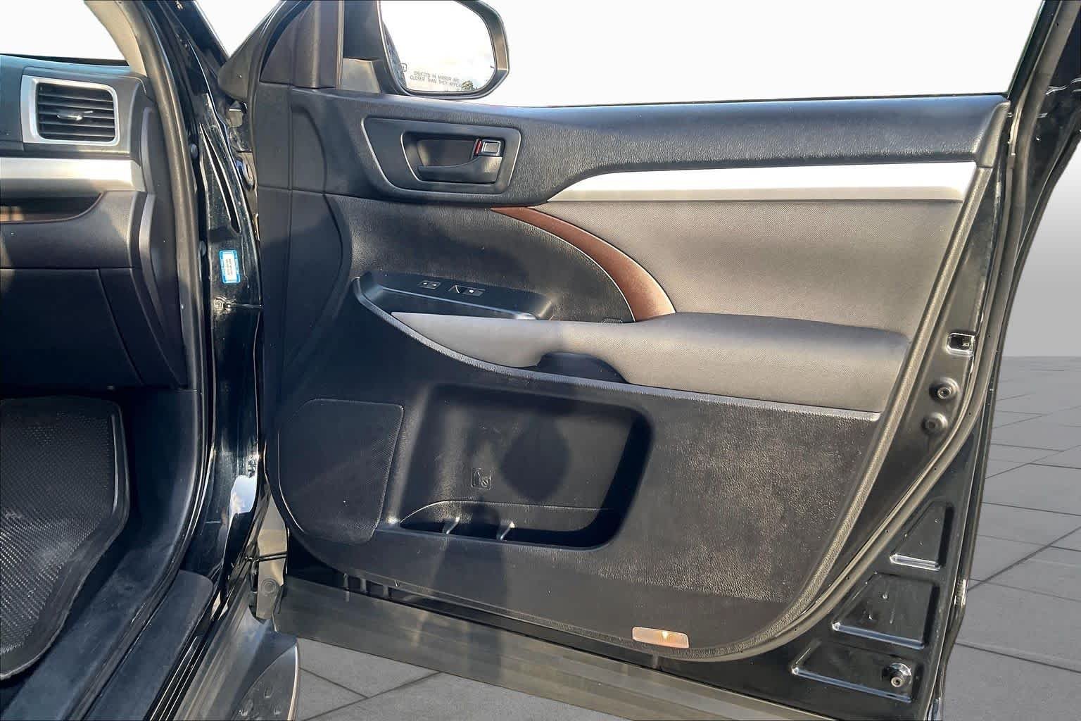 Used 2019 Midnight Black Metallic Toyota LE image 22
