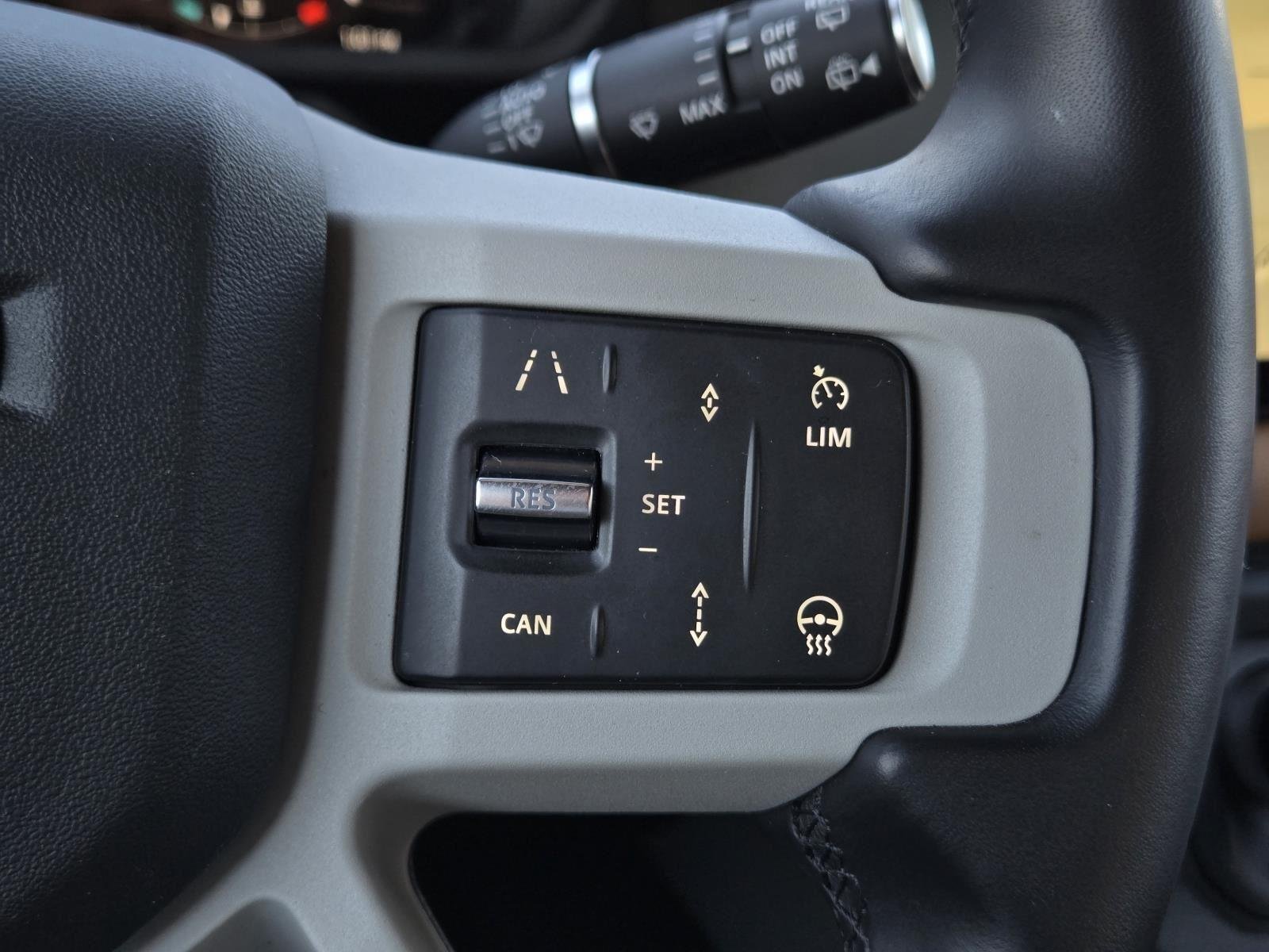 Used 2024 Fuji White Land Rover SE image 13
