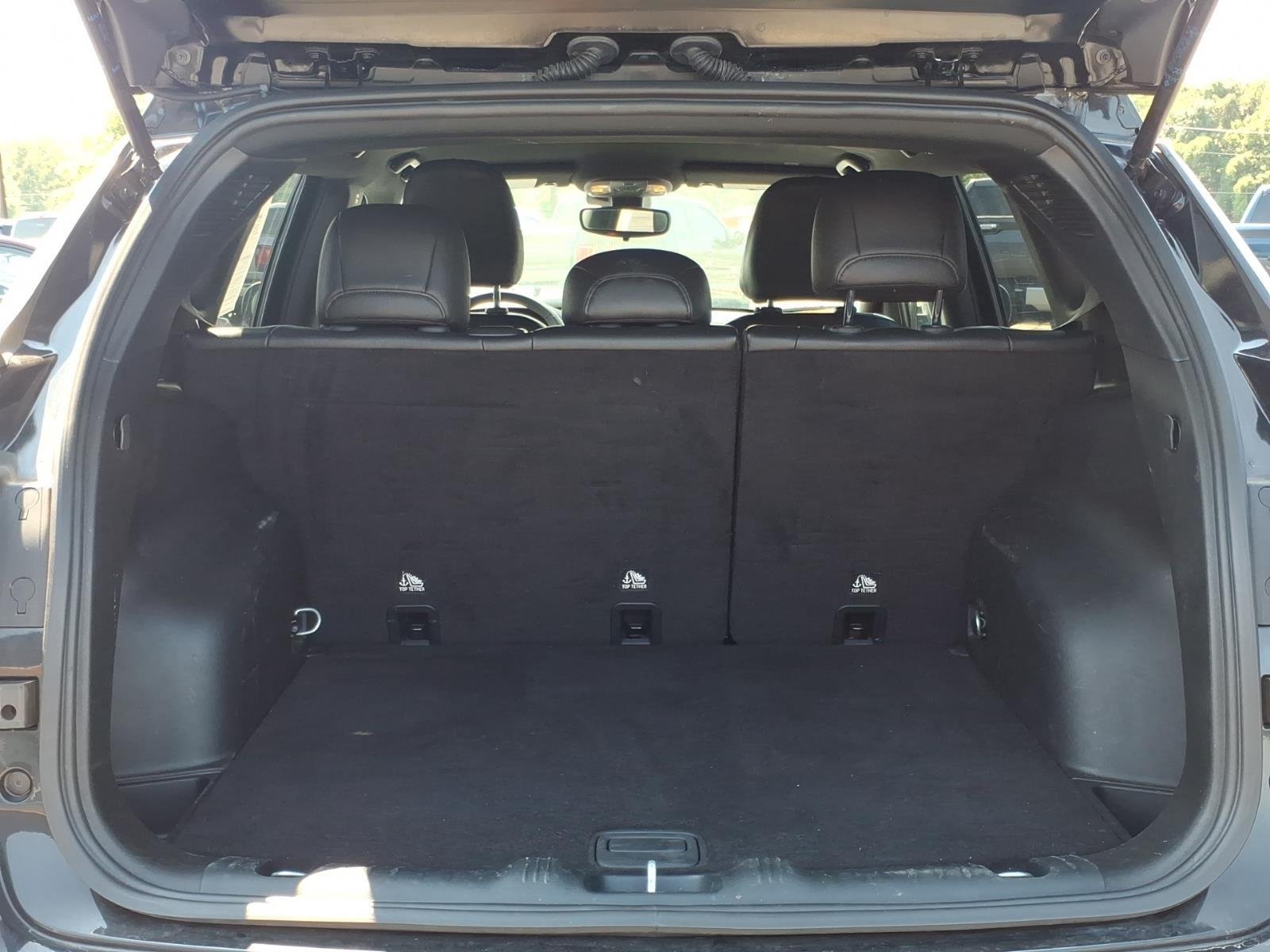 Used 2024 Diamond Black Crystal Pearlcoat Jeep Latitude image 30
