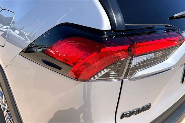 Used 2025 Silver Toyota XLE Premium image 32