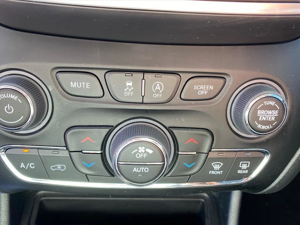 Used 2023 Diamond Black Crystal Pearlcoat Jeep Altitude Lux image 14