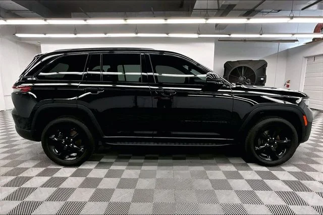 Used 2023 Diamond Black Crystal Pearlcoat Jeep Altitude X image 15