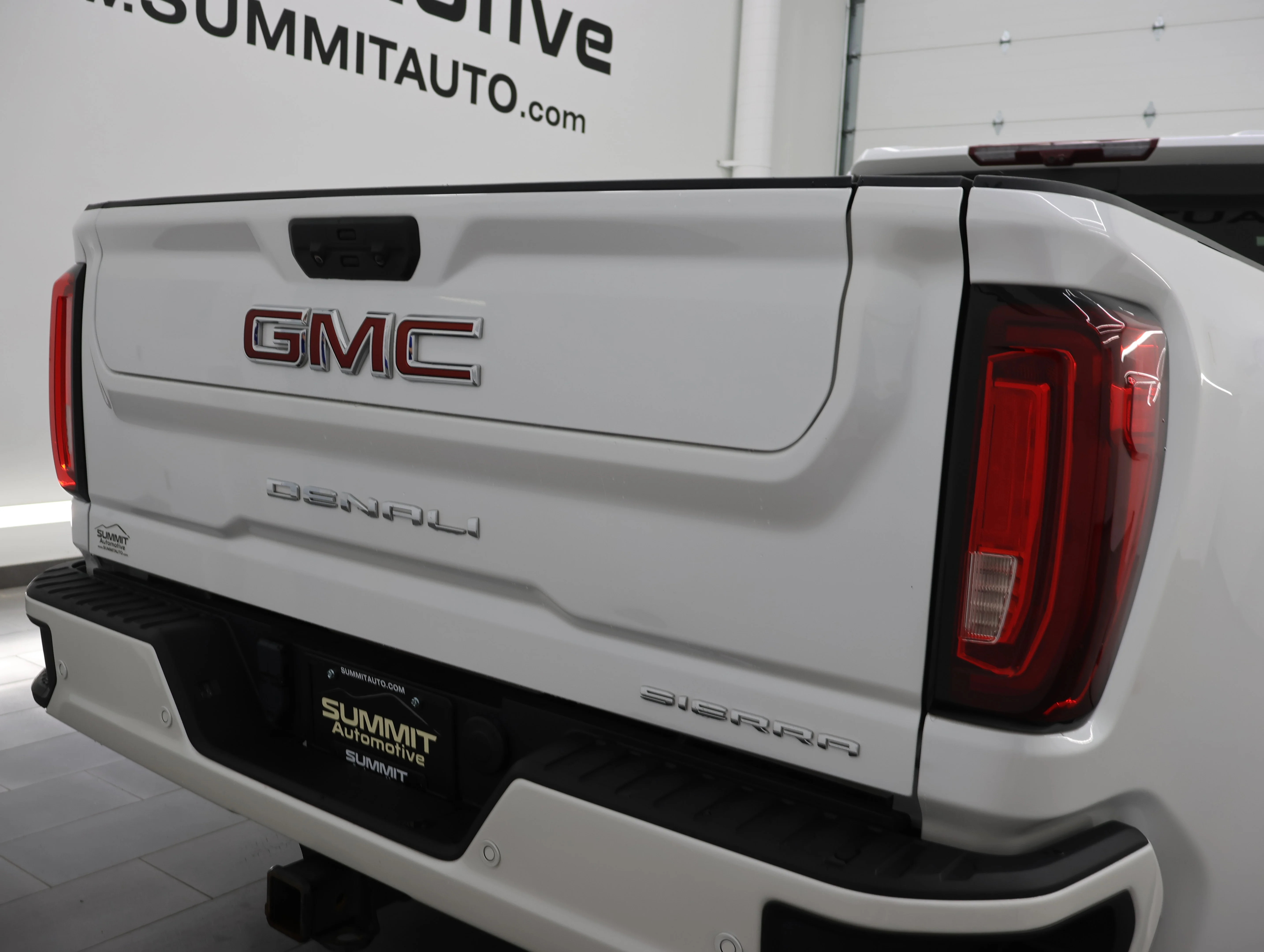 Used 2022 White Frost Tricoat GMC Denali image 35