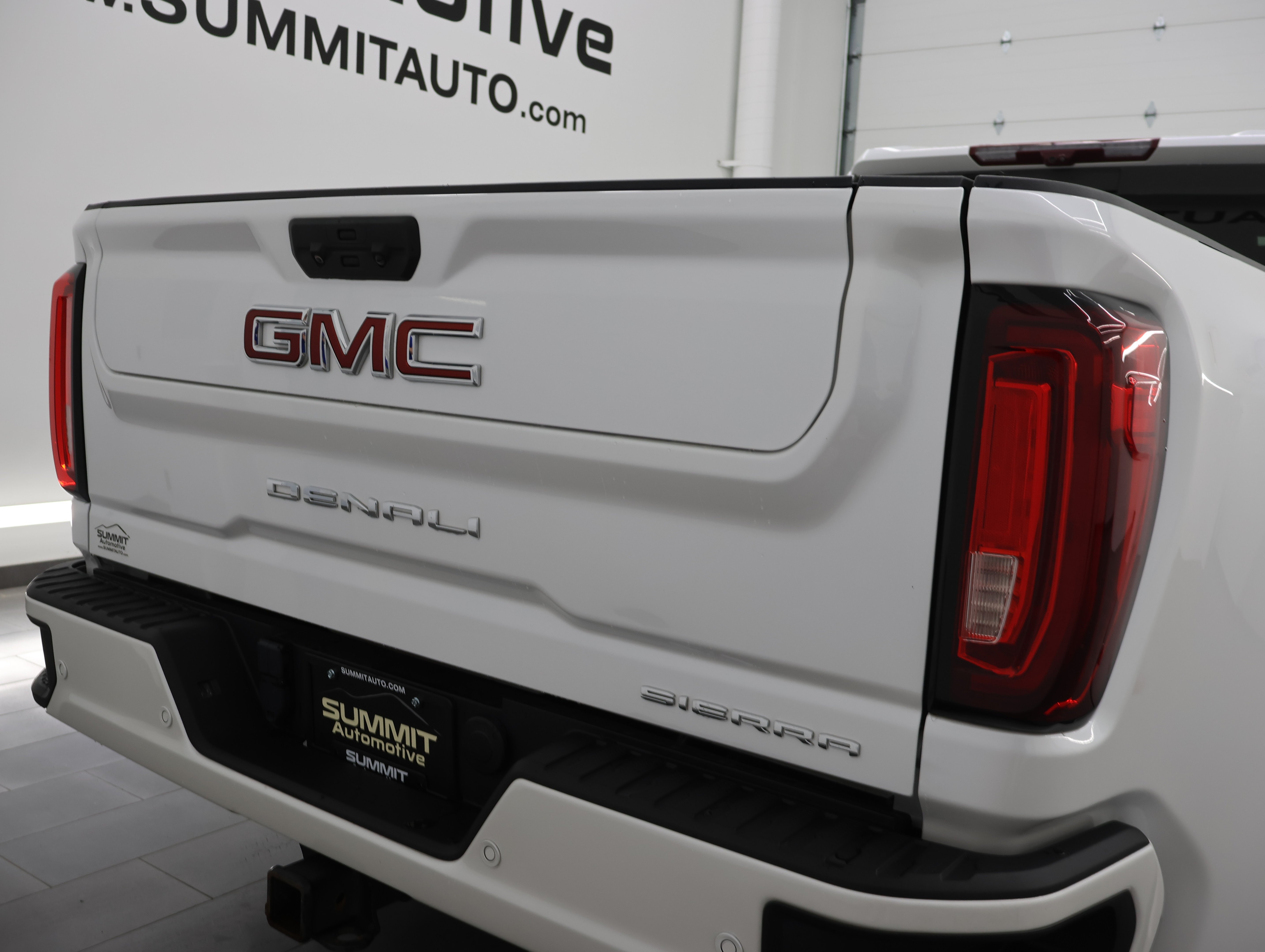 Used 2022 White Frost Tricoat GMC 4x4 Crew Cab Denali DRW: CREW-LONG-DRW-DENALI ULTIMATE-NAV-MOON-360 CAM-DIESEL-1 OWNER image 35
