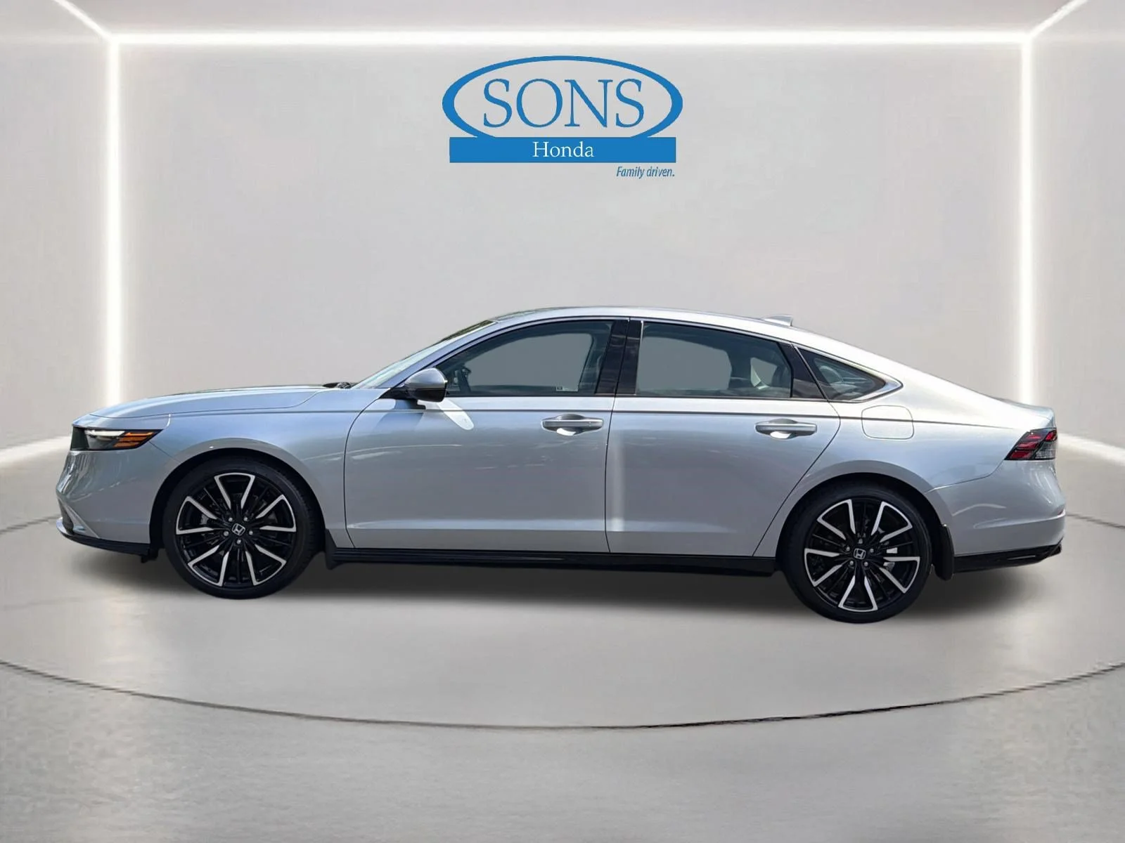 Certified Used 2025 Solar Silver Metallic Honda Touring image 20