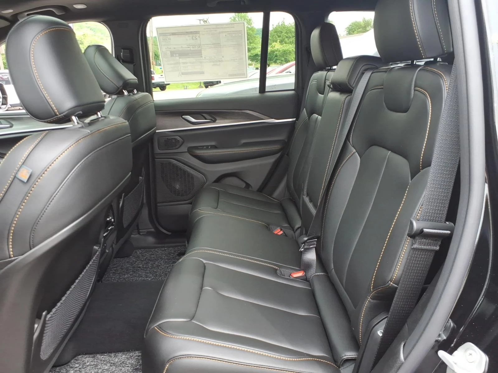 New 2026 Diamond Black Crystal Pearl-Coat Exterior Paint Jeep  image 5