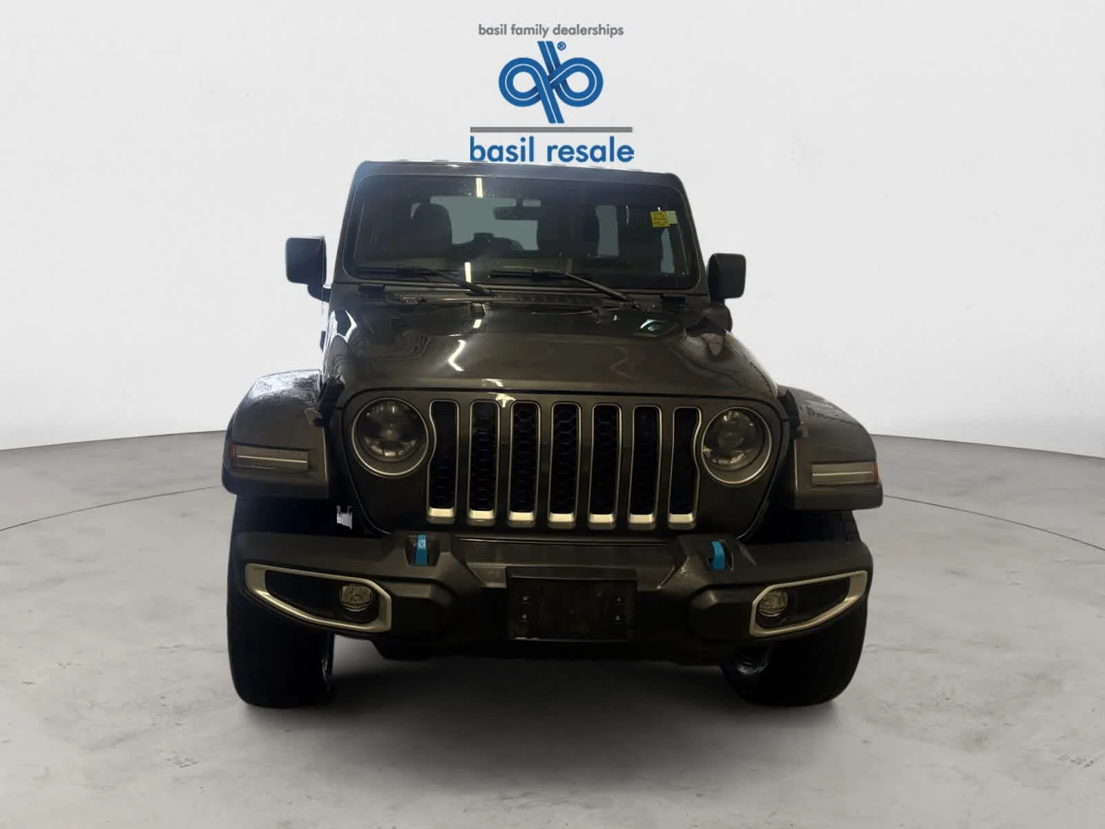 Used 2023 Granite Crystal Metallic Clearcoat Jeep Sahara image 6