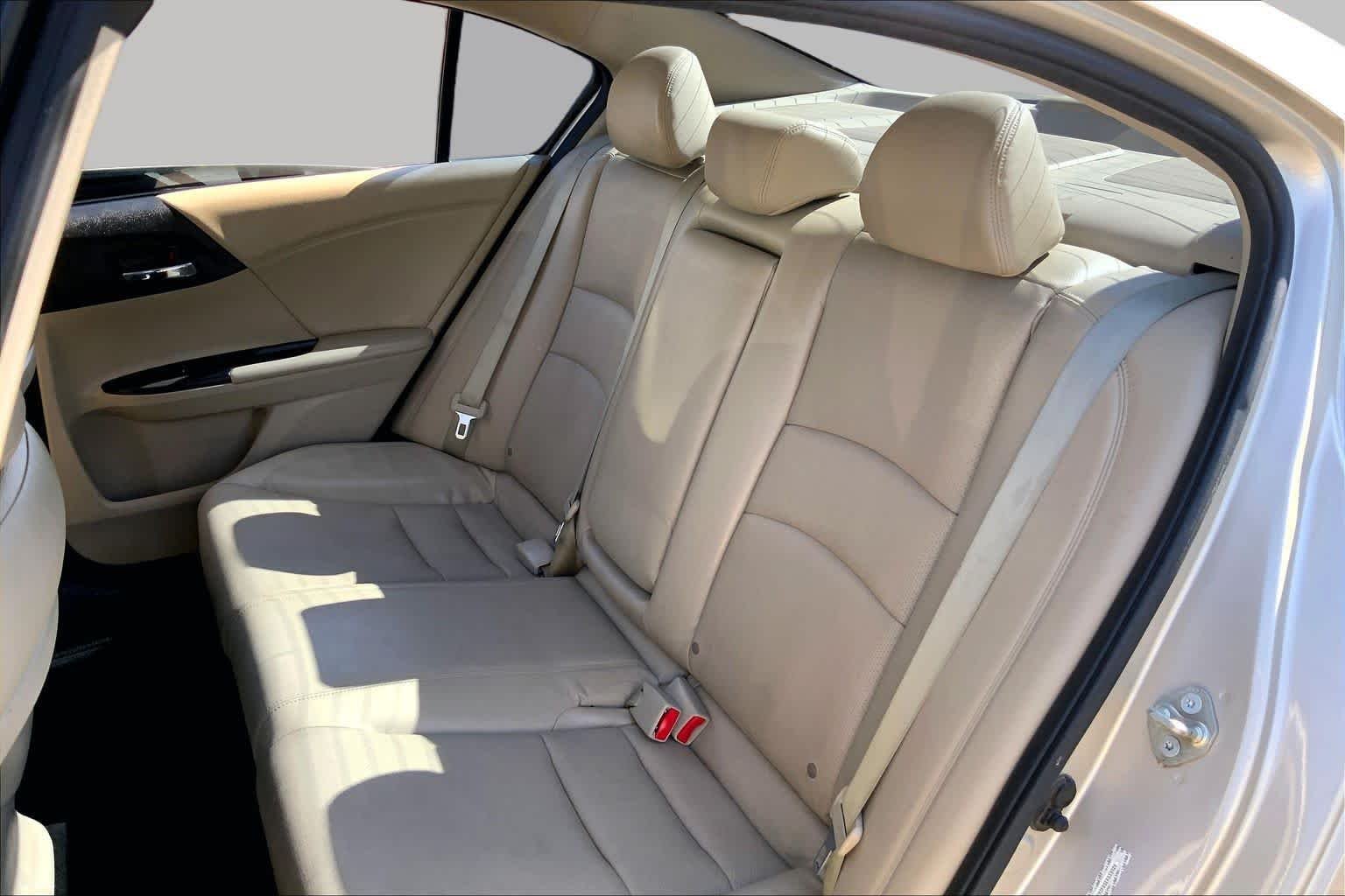 Used 2014 Alabaster Silver Metallic Honda EX-L image 17