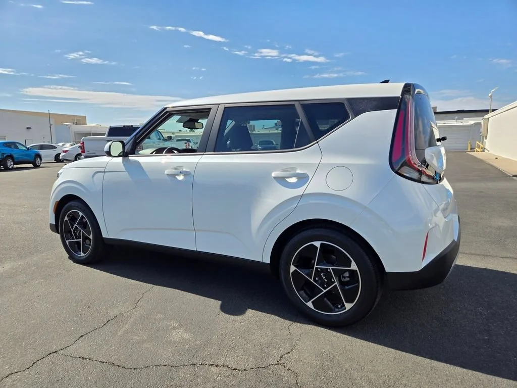 Used 2025 Snow White Pearl Kia EX image 4