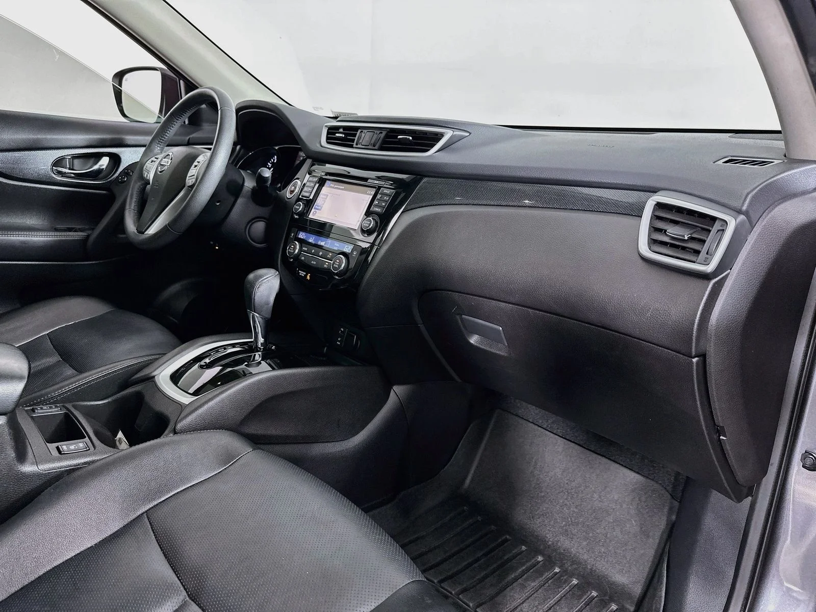 Used 2015 Gun Metallic Nissan SL image 31