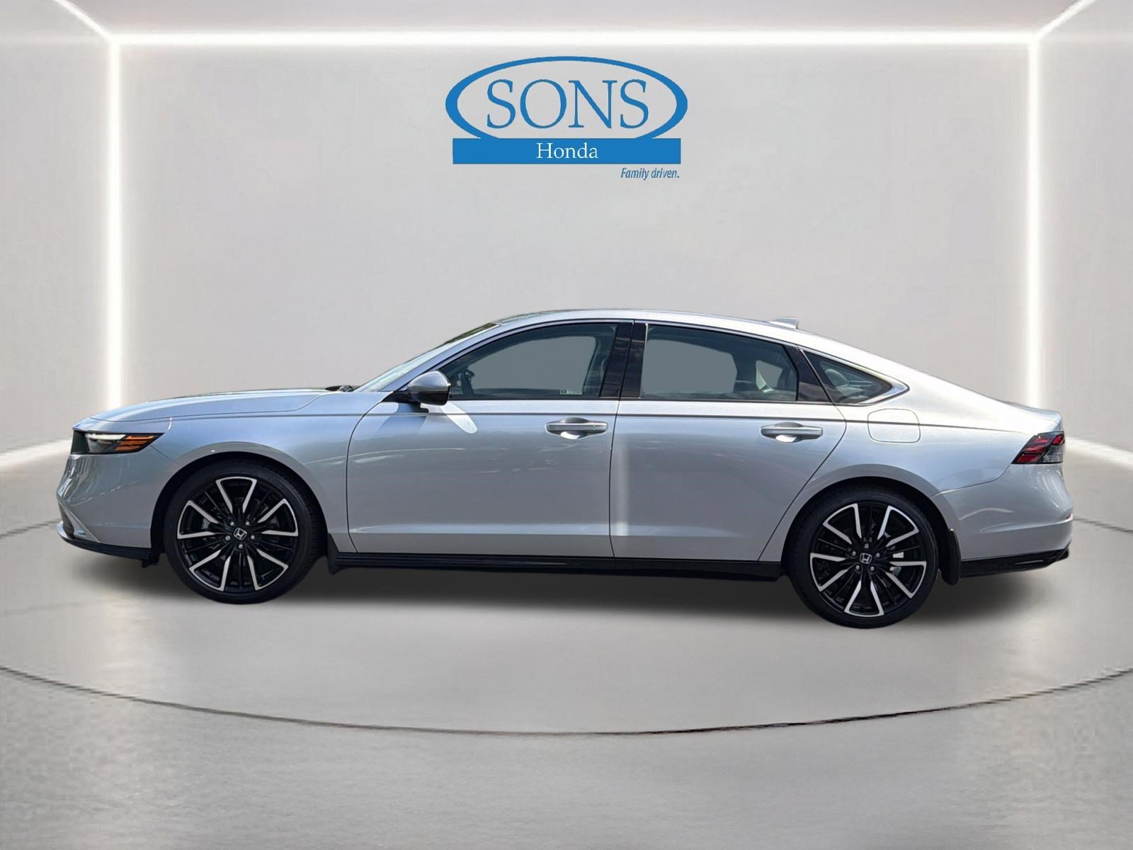 Certified Used 2025 Solar Silver Metallic Honda Touring image 20