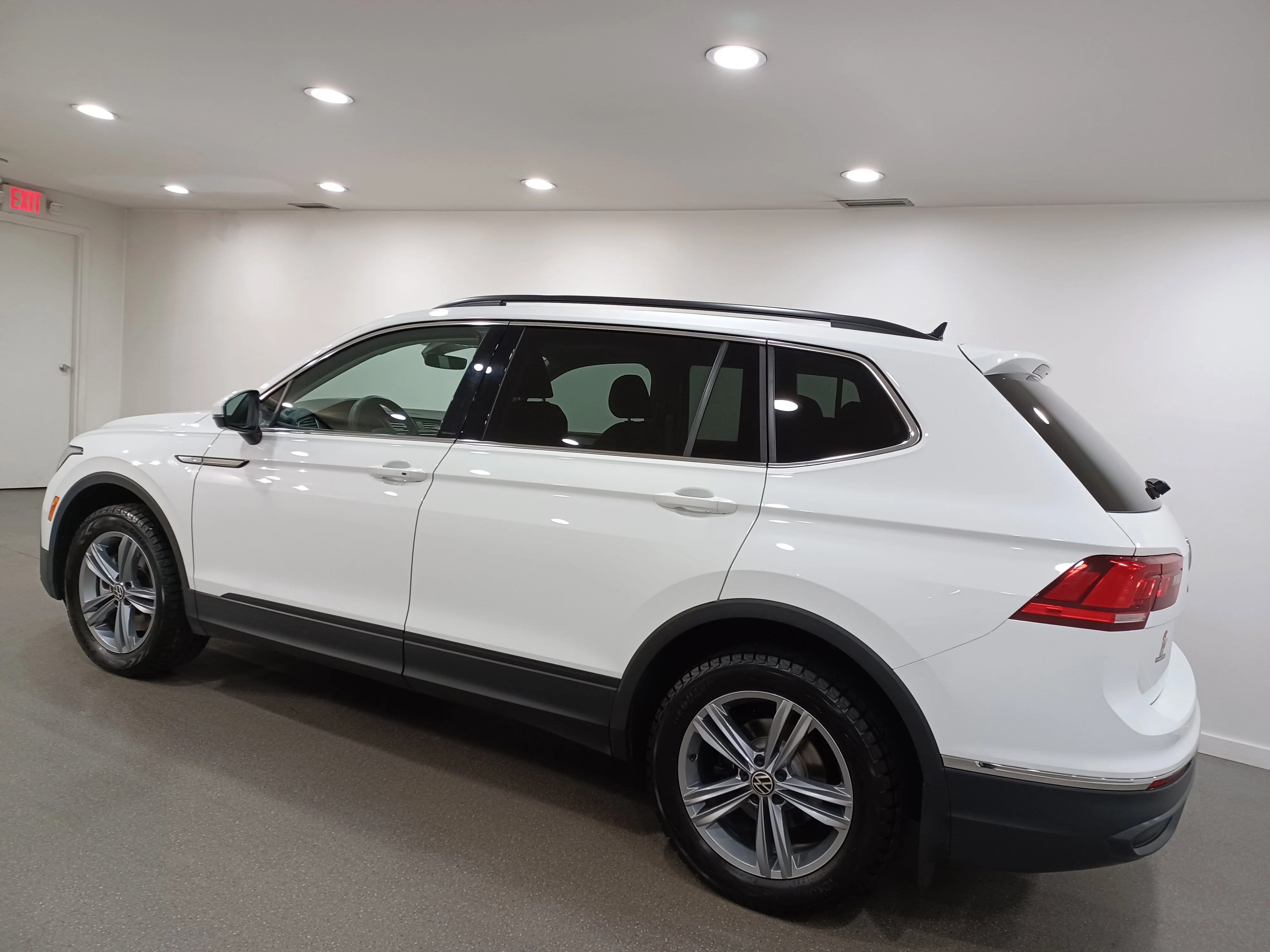 Certified Used 2024 Pure White Volkswagen Comfortline 4Motion*Adapt Cruise | Remote Start | Htd Lthr & Wheel | Pano Roof | Blind Spot Detect image 7