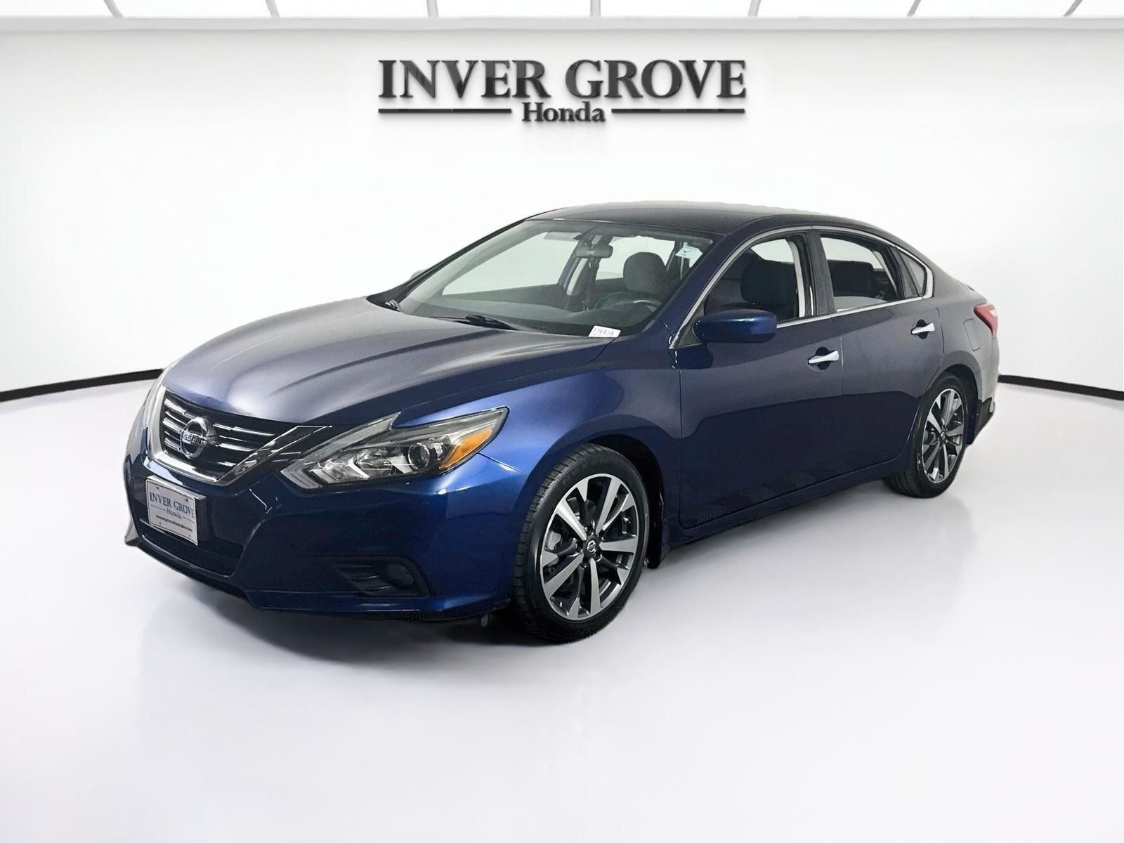 Used 2016 Deep Blue Pearl Nissan 2.5 SR image 1