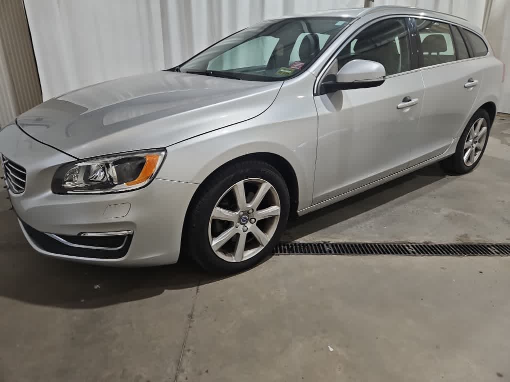 Used 2016 Silver Volvo T5 Drive-E Platinum image 2