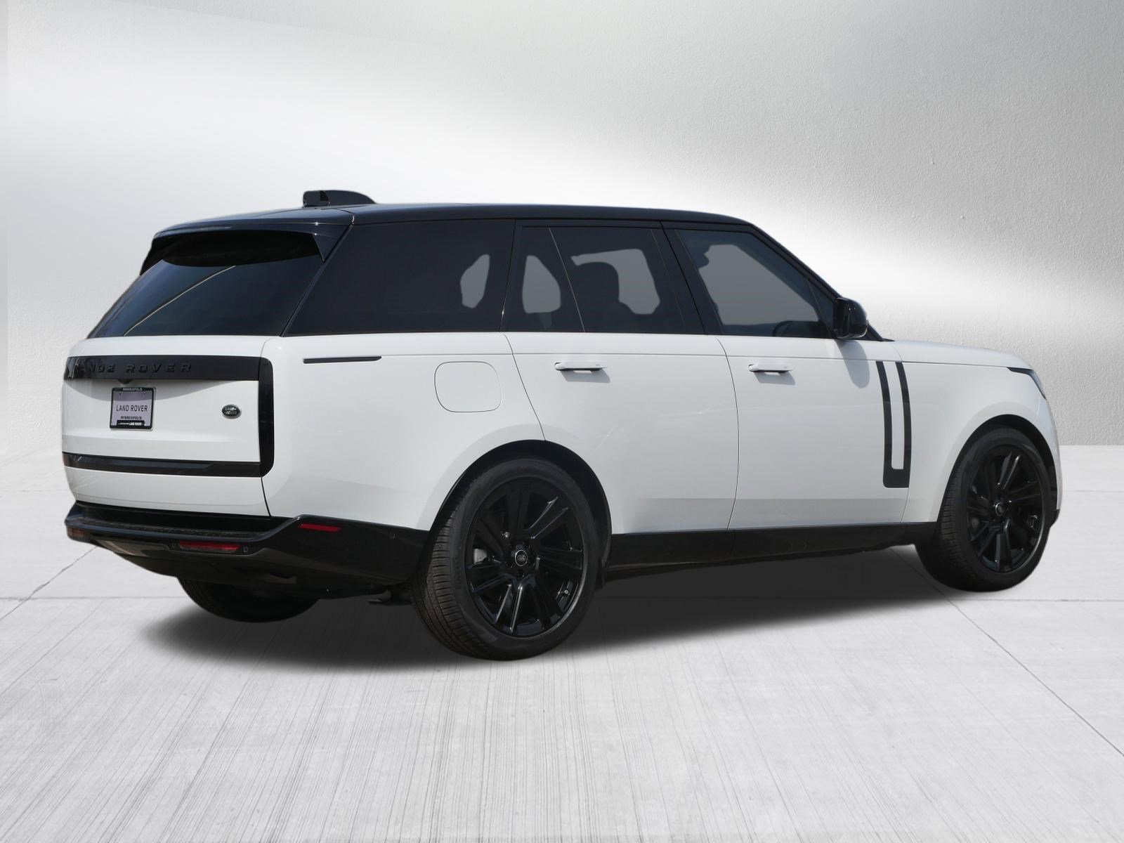 Used 2023 Fuji White Land Rover SE image 5