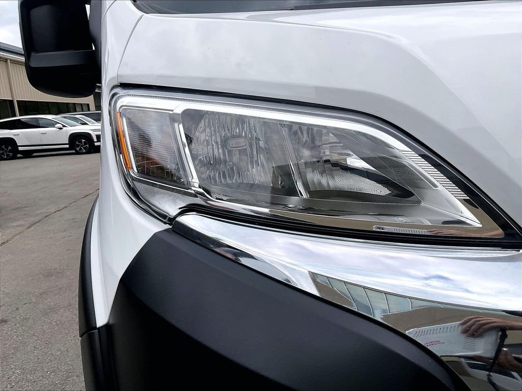 Used 2025 White Ram Base image 31