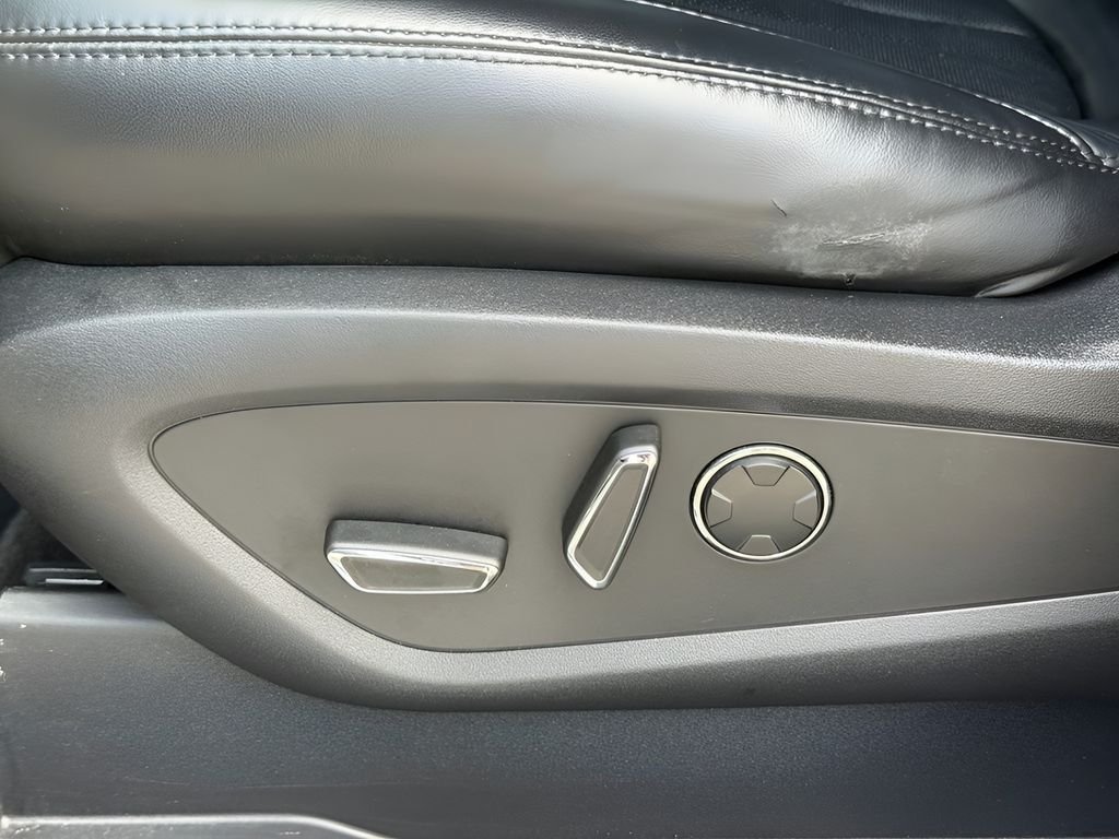 Used 2019 White Lincoln Reserve image 11