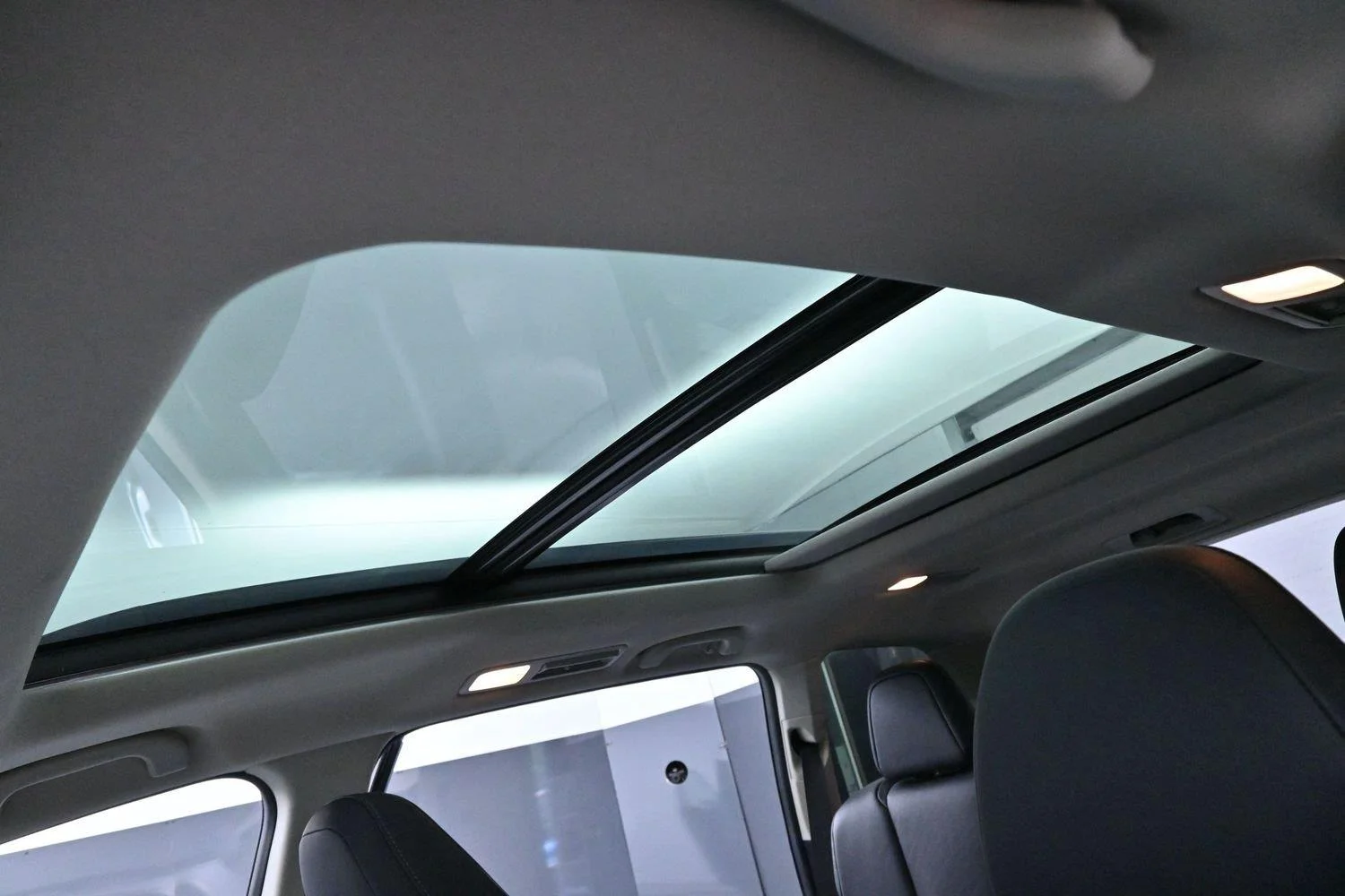 Used 2024 Ice Silver Metallic Subaru Limited image 30