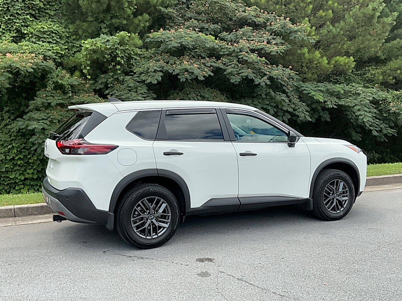 Used 2022 Glacier White Nissan S FWD image 3
